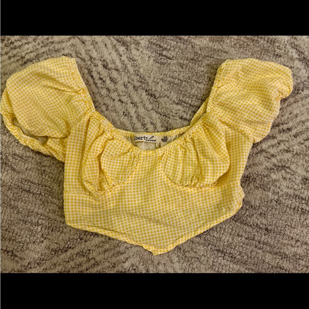 Light yellow short sleeve crop top